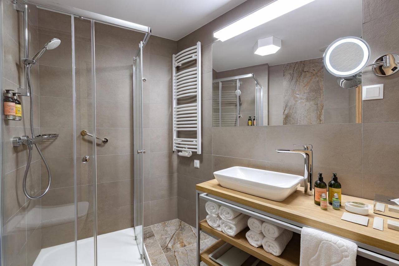 Platinum Mountain Hotel&Spa Szklarska Poręba Εξωτερικό φωτογραφία A modern bathroom