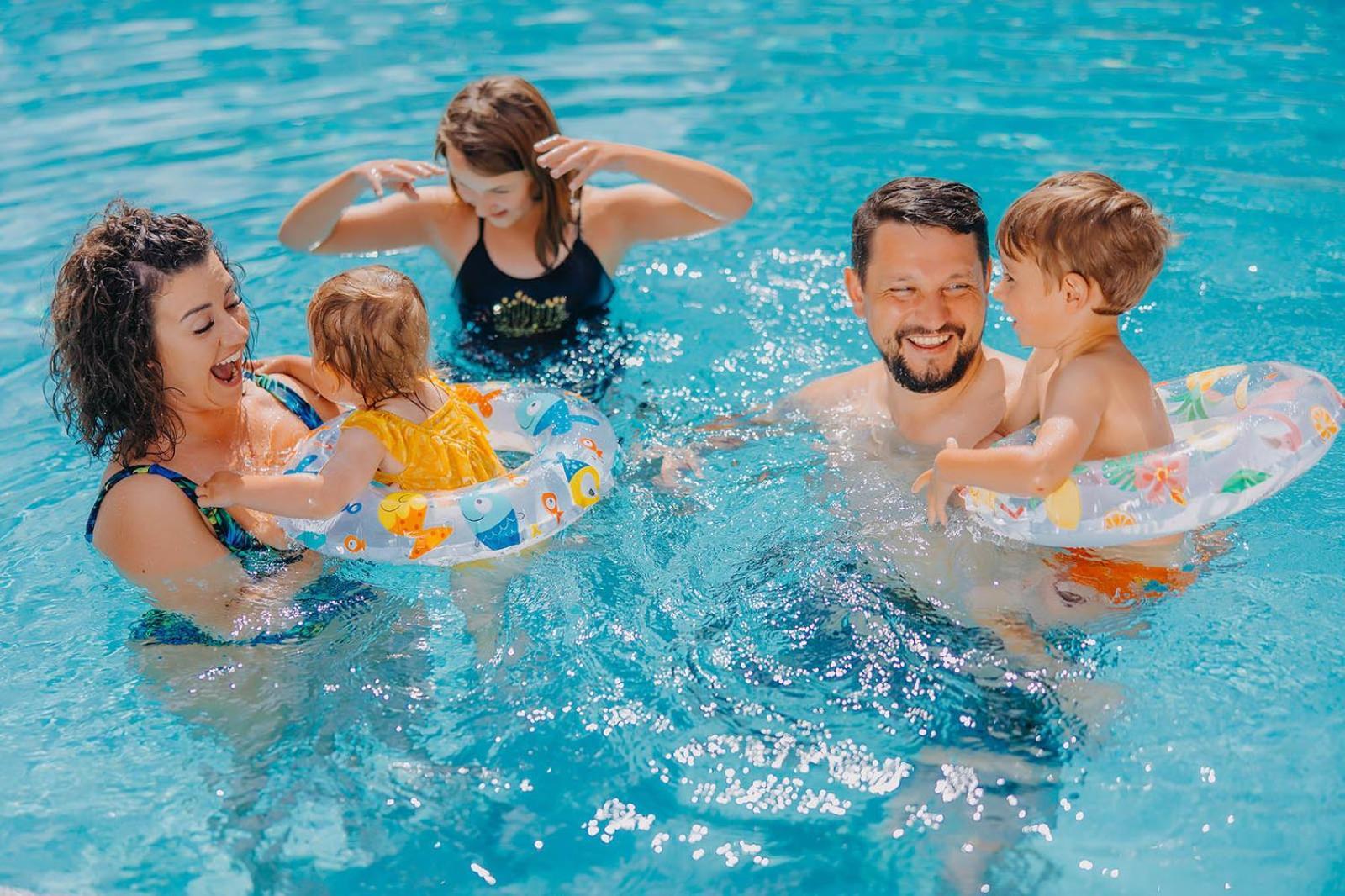 Platinum Mountain Hotel&Spa Szklarska Poręba Εξωτερικό φωτογραφία Family in a swimming pool