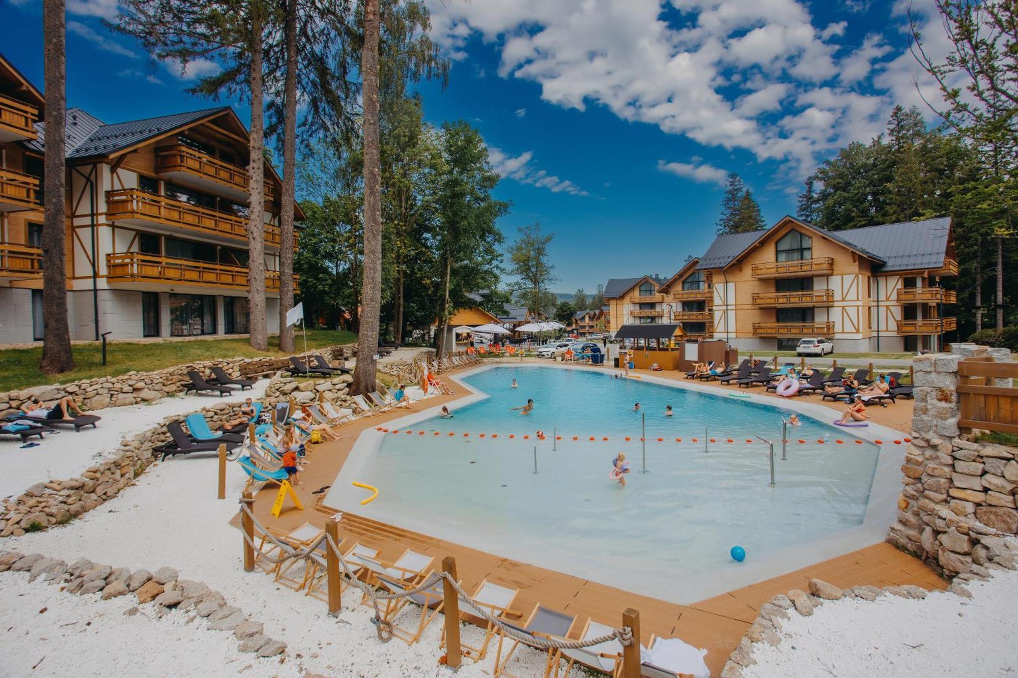 Platinum Mountain Hotel&Spa Szklarska Poręba Εξωτερικό φωτογραφία The swimming pool at the center of the resort